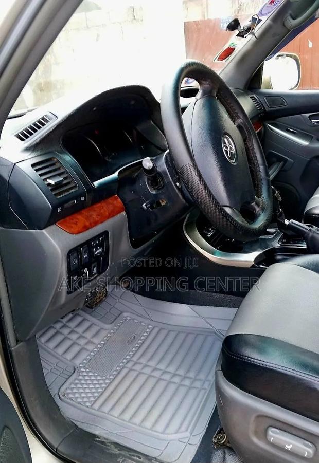 Toyota Land Cruiser 2006 Gray
