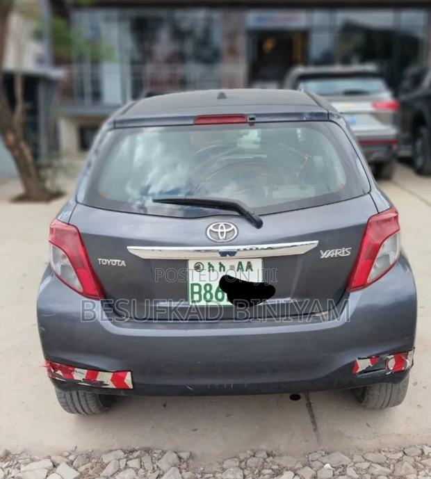 Toyota Yaris L Hatchback 3dr 2012 Gray
