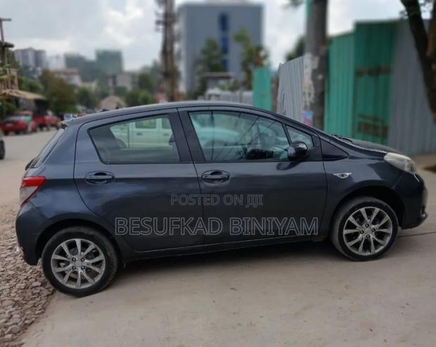 Toyota Yaris L Hatchback 3dr 2012 Gray