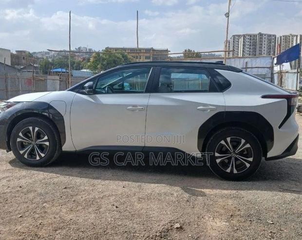 Toyota bZ4X 71.4 kWh AWD 2023 White