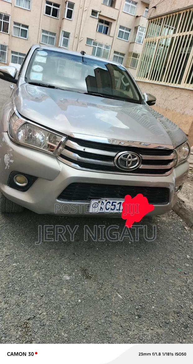 Toyota Hilux 2016 Gray
