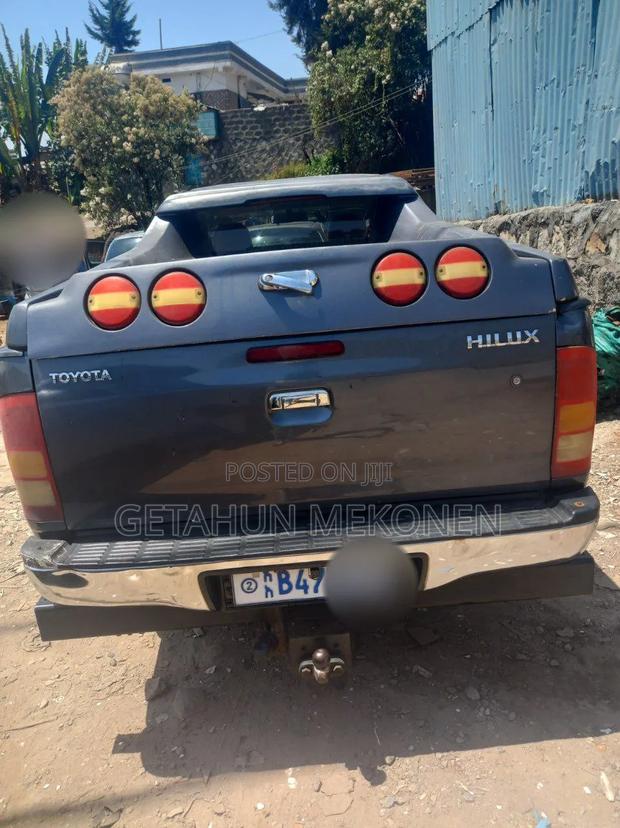 Toyota Hilux 2011 Blue
