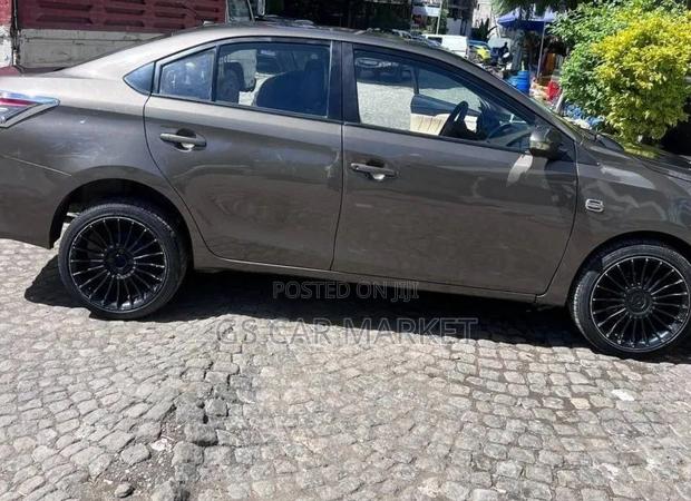 Toyota Yaris 2015 Gray