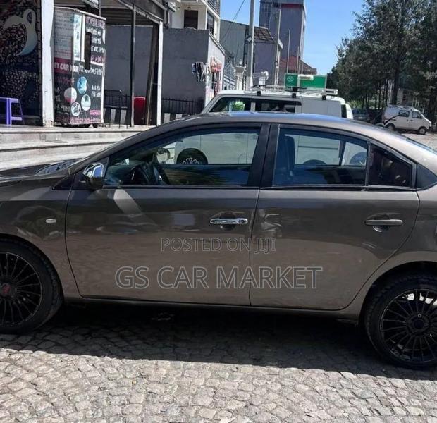 Toyota Yaris 2015 Gray