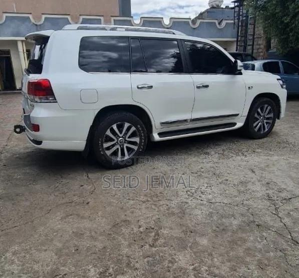 Toyota Land Cruiser 2020 White
