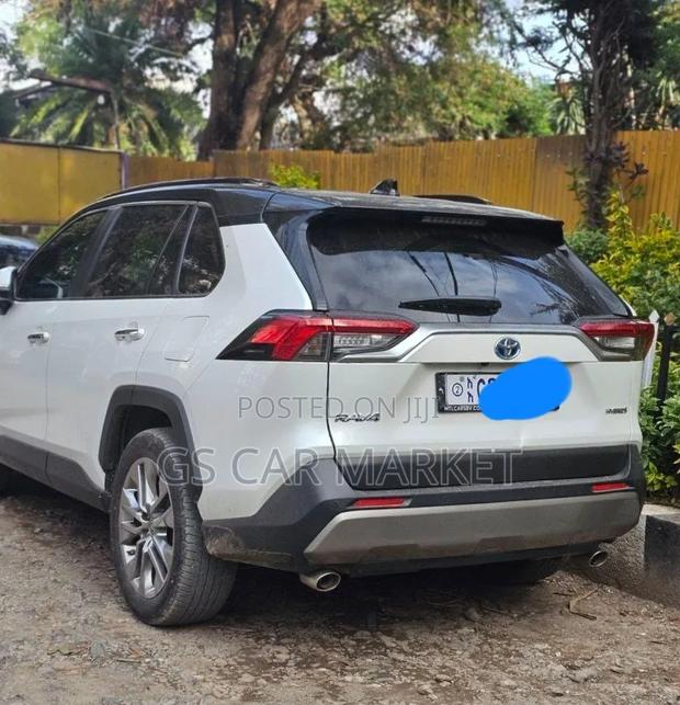 Toyota RAV4 Hybrid 2022 White