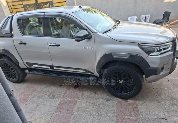 Toyota Hilux 2022 Gray