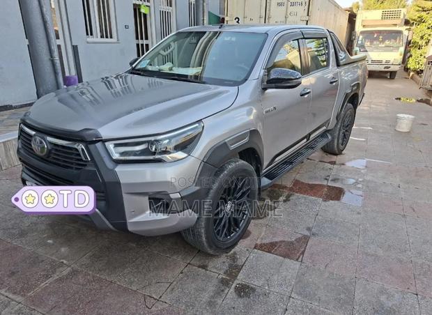 Toyota Hilux 2022 Gray