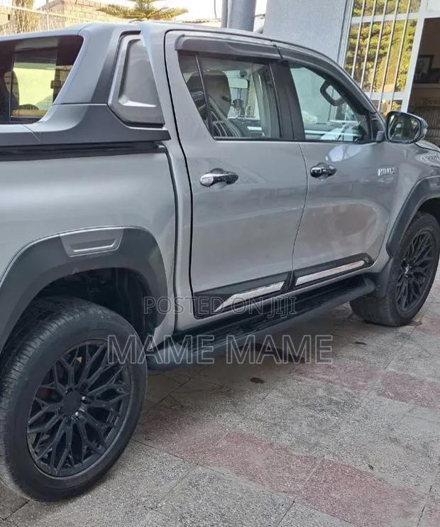 Toyota Hilux 2022 Gray