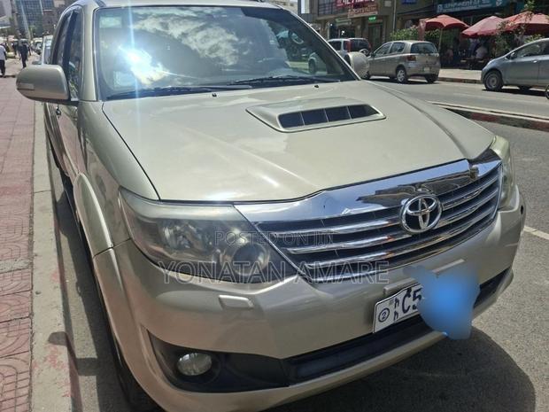 Toyota Fortuner 2012 Gold