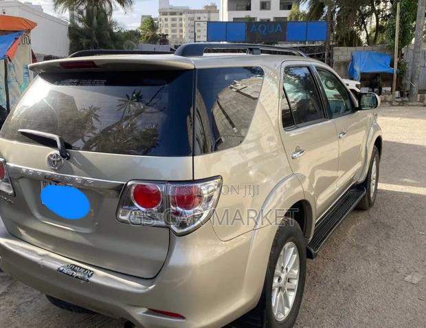Toyota Fortuner 2012 Silver