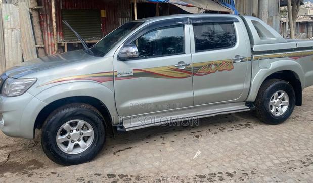 Toyota Hilux 2012 Silver
