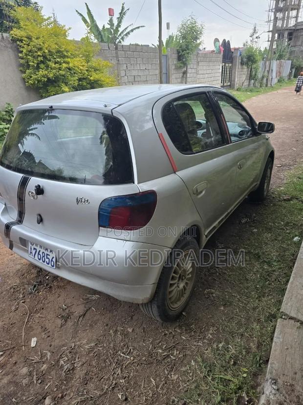 Toyota Vitz 2001 Silver