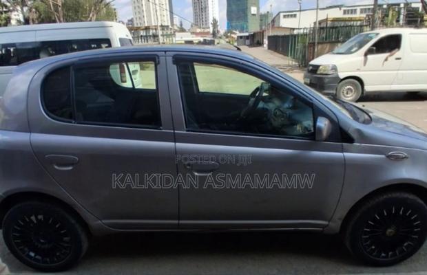 Toyota Vitz 2001 Silver