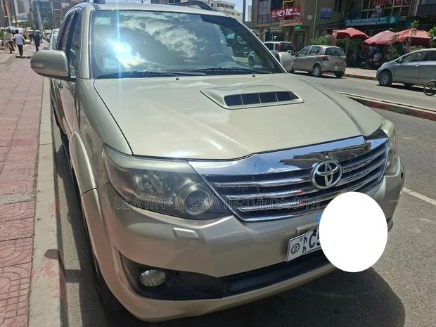 Toyota Fortuner 2012 Gold