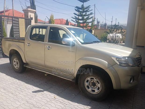Toyota Hilux 2.5 D-4D 4X4 SRX 2012 Gold