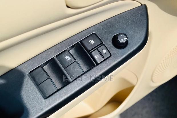 Toyota Yaris 2021 Silver