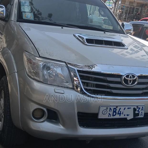 Toyota Hilux 2014 Gold