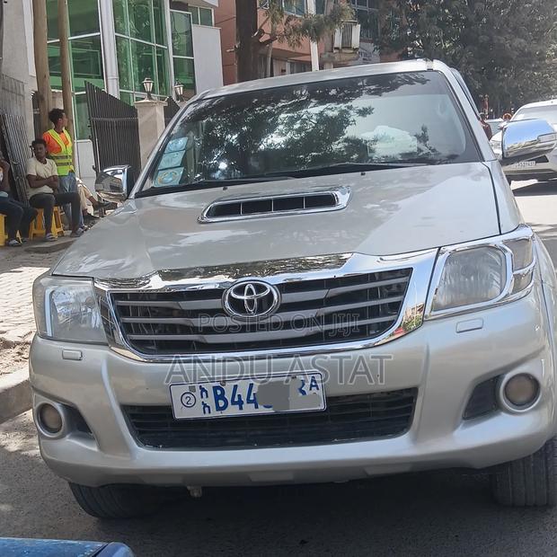 Toyota Hilux 2014 Gold