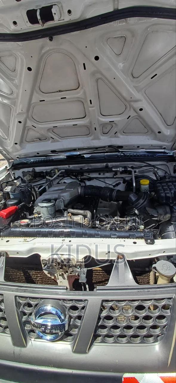 Nissan DoubleCab 2012 White