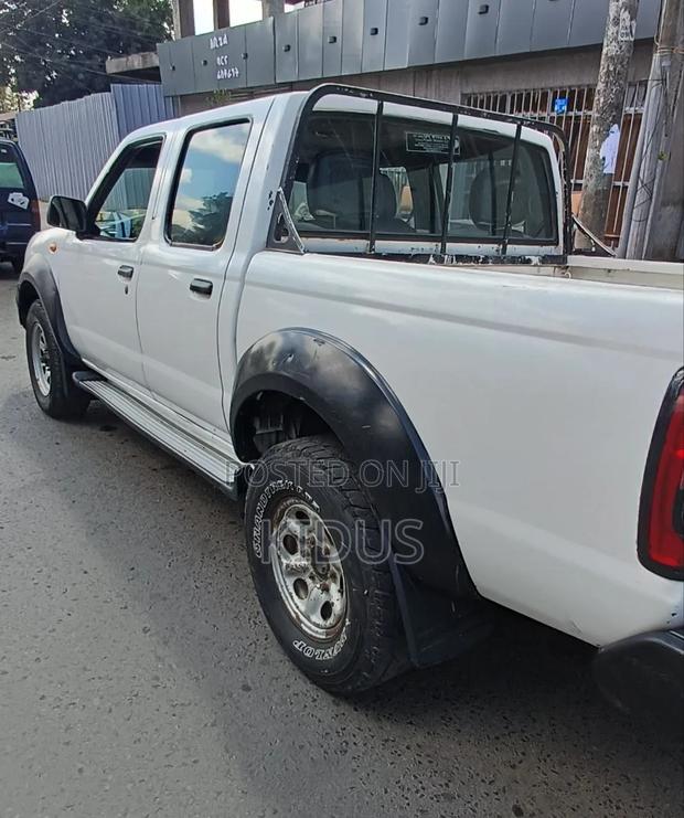 Nissan DoubleCab 2012 White