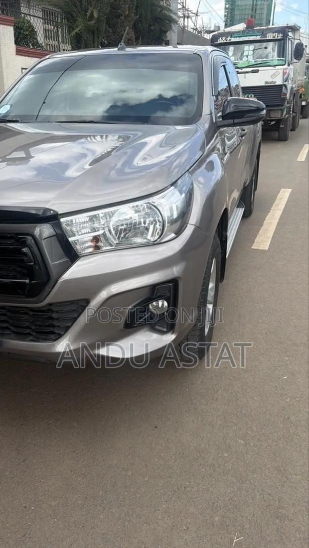 Toyota Hilux 2020 Gold
