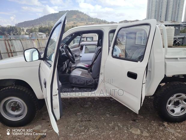 Toyota Hilux 2000 White
