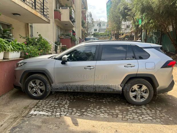 Toyota RAV4 2023 Silver
