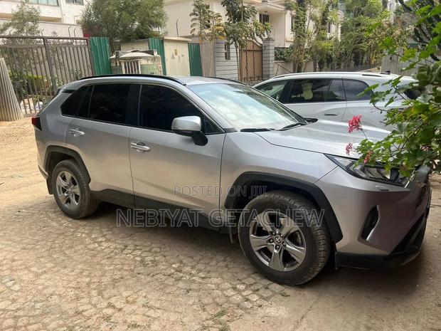 Toyota RAV4 2023 Silver