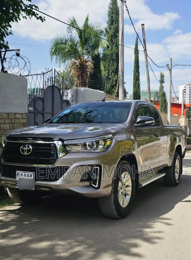 Toyota Hilux 2020 Gray