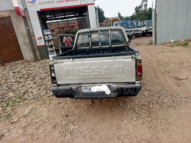 Nissan DoubleCab 1990 Silver