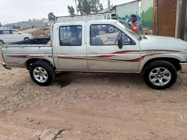 Nissan DoubleCab 1990 Silver