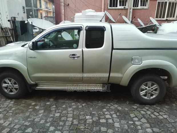 Toyota Hilux 2012 Gold
