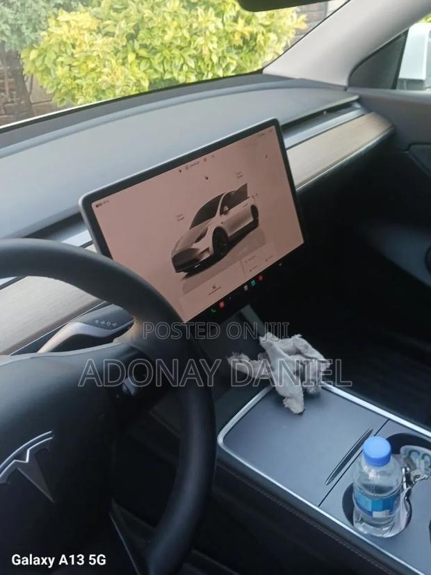 Tesla Model Y 2023 White