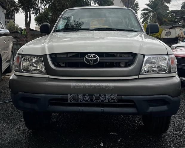 Toyota Hilux 2003 White
