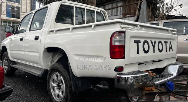 Toyota Hilux 2003 White