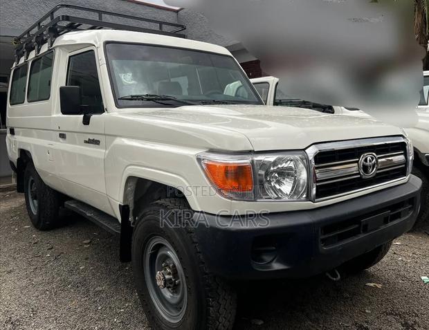 Toyota Land Cruiser 2010 White