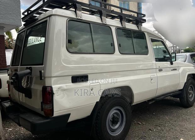 Toyota Land Cruiser 2010 White