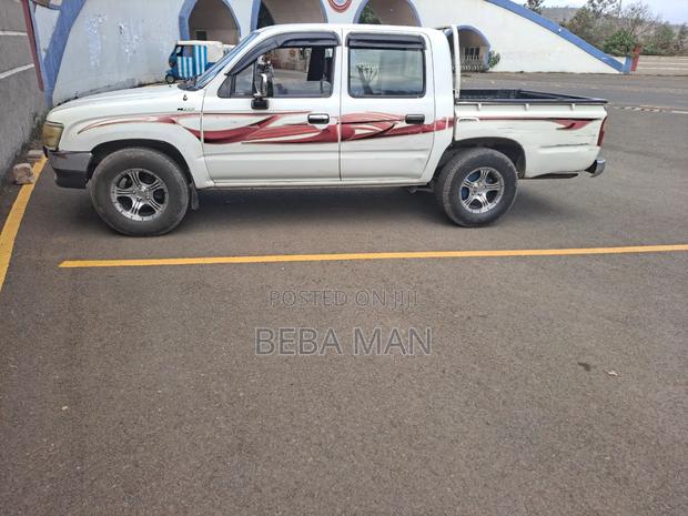 Toyota Hilux 1998 White