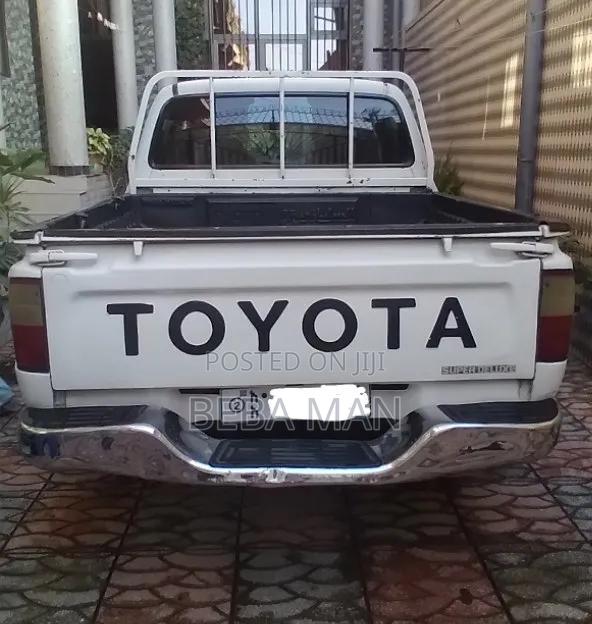 Toyota Hilux 1998 White