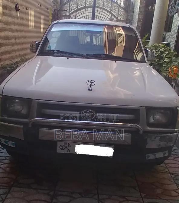 Toyota Hilux 1998 White