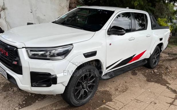 Toyota Hilux 2023 White