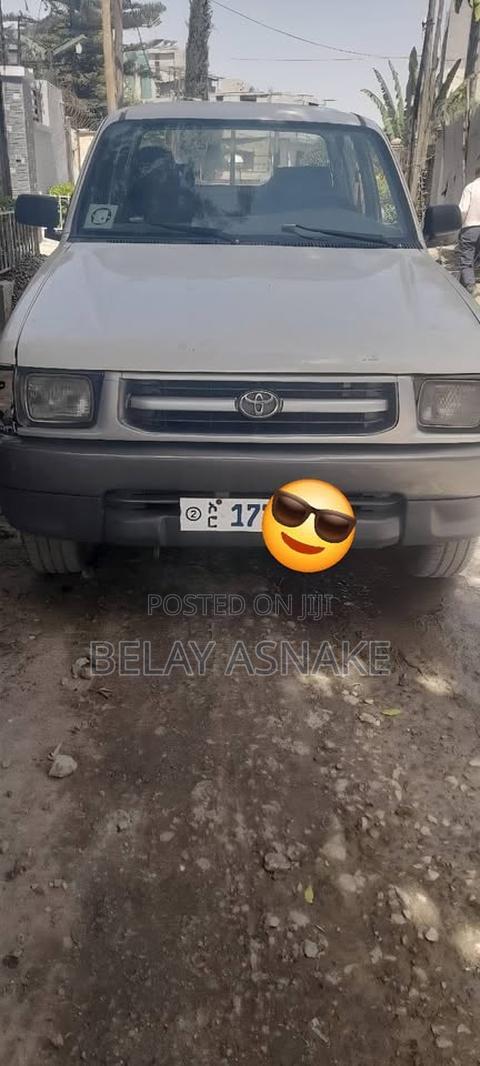 Toyota Hilux 1998 White