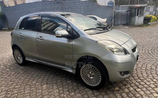 Toyota Yaris 2010 Gray