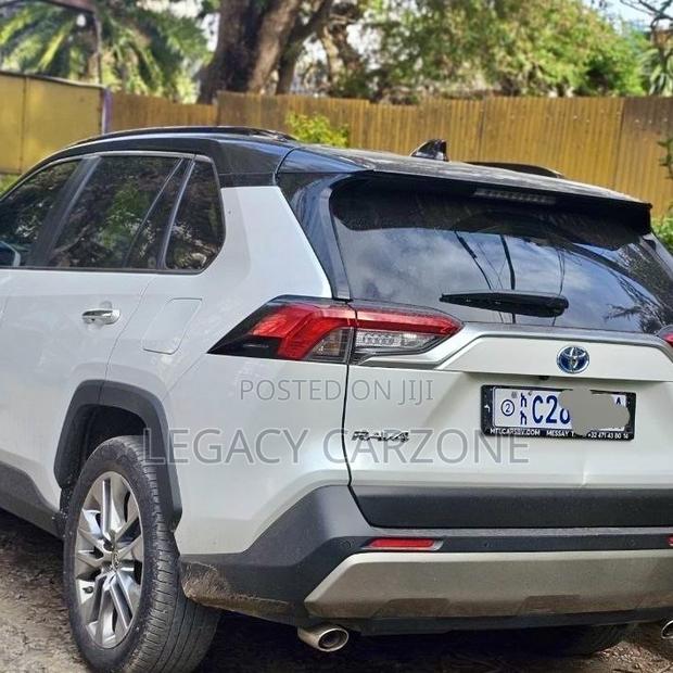 Toyota RAV4 2022 White