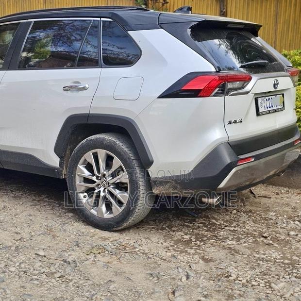 Toyota RAV4 2022 White