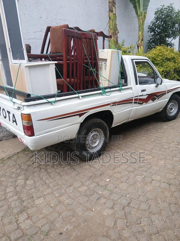 Toyota Hilux 1985 White