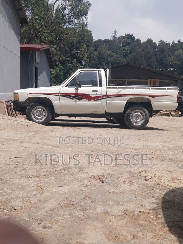 Toyota Hilux 1985 White