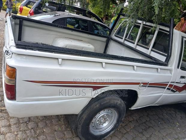 Toyota Hilux 1985 White