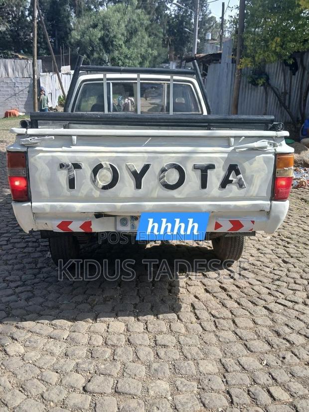 Toyota Hilux 1985 White